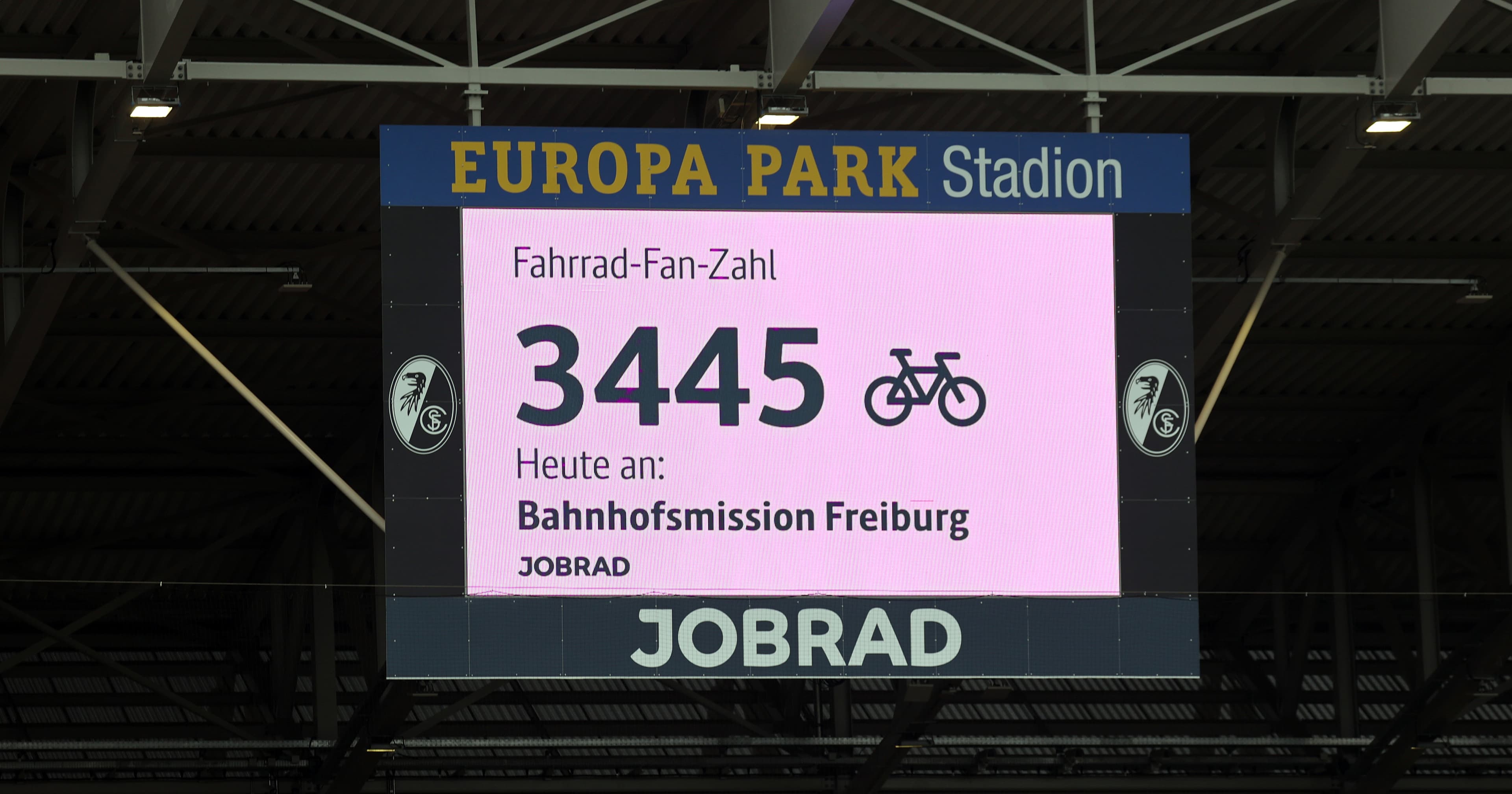Jobrad verkündet bei jedem Heimspieltag im Stadion die „Fahrrad-Fan-Zahl“: Pro Spiel kommen in der Spitze über 6000 Fans per Rad – Tendenz steigend. (Foto: picture alliance / Pressefoto Rudel | Robin Rudel)